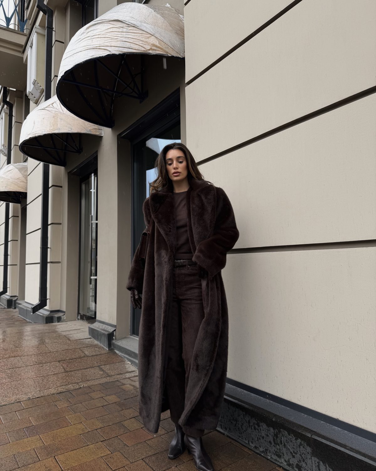 Девушка в шубе шоколадного с шарфом из искусственного меха