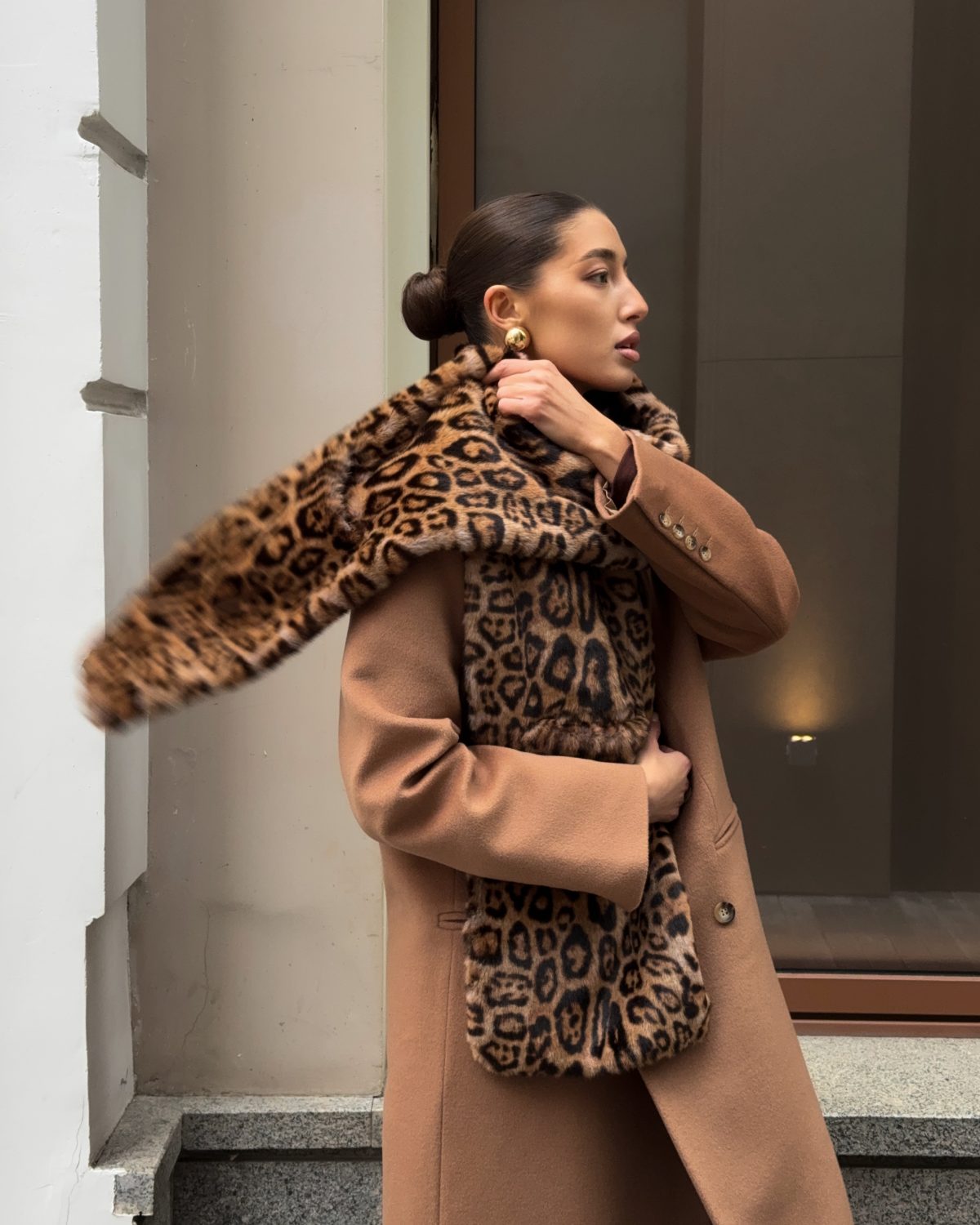 Девушка в бежевом пальто с шарфом из искусственного меха