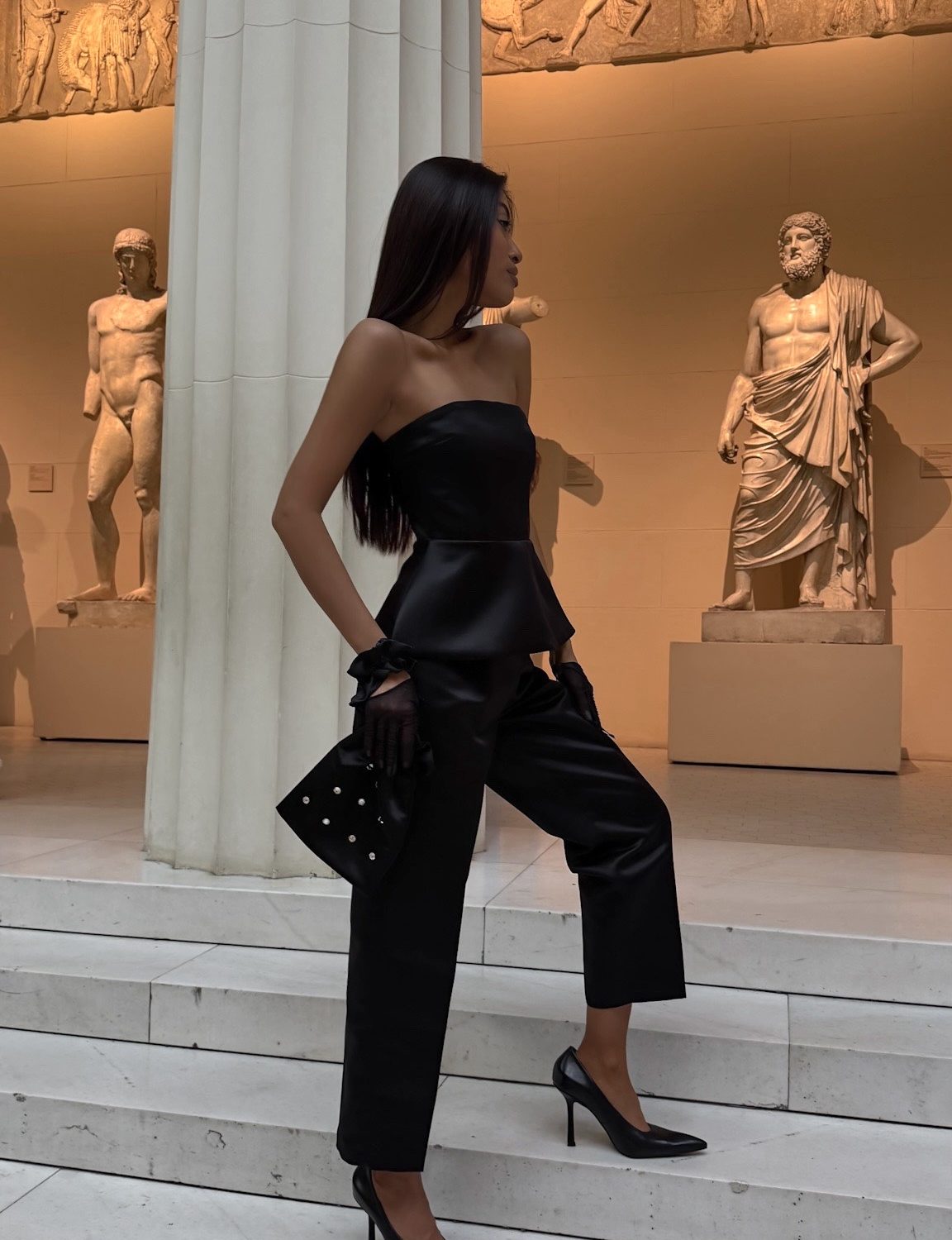 Девушка в черном атласном топе и брюках