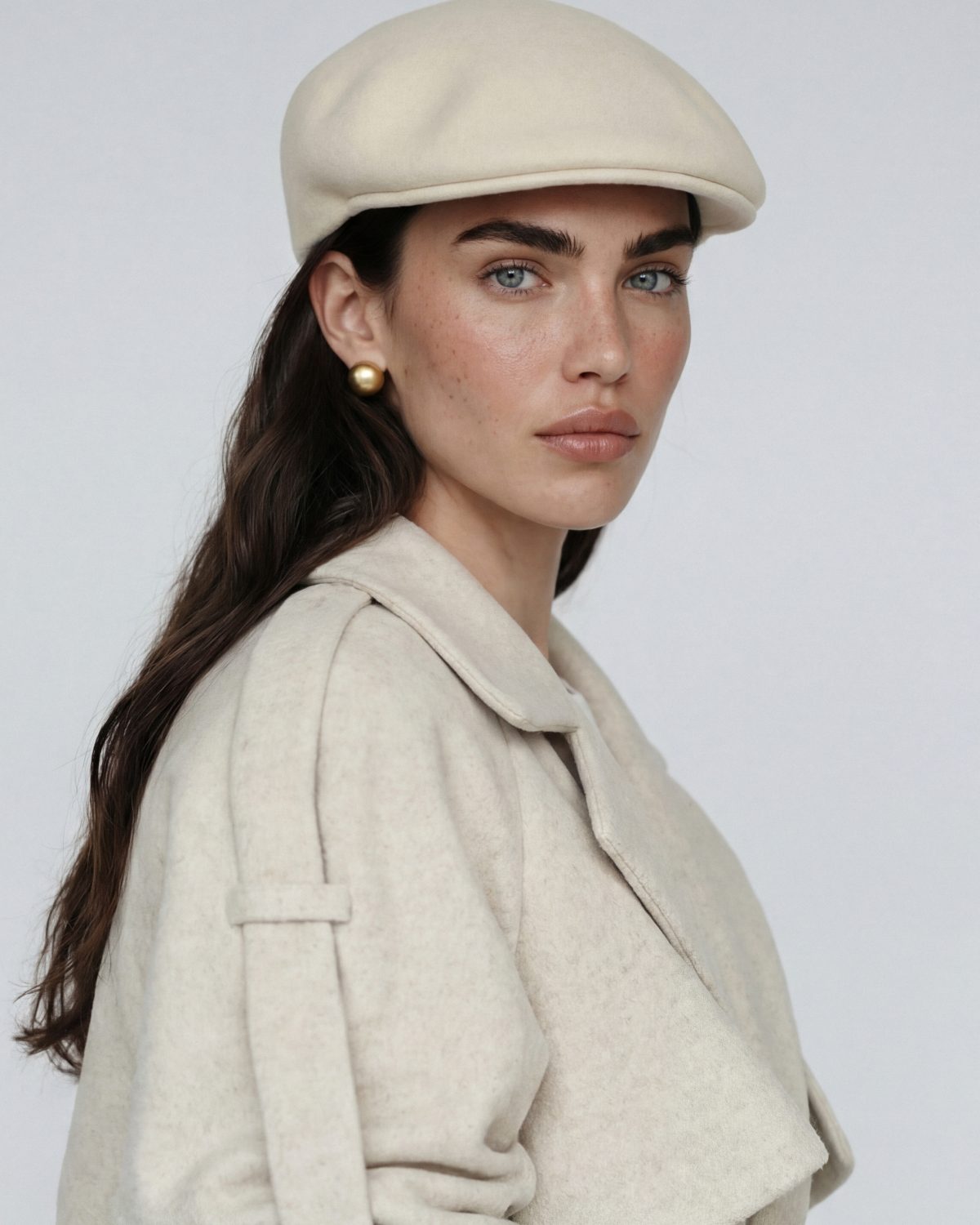 Девушка в шляпке кепи молочного цвета, женская шляпа кепи
