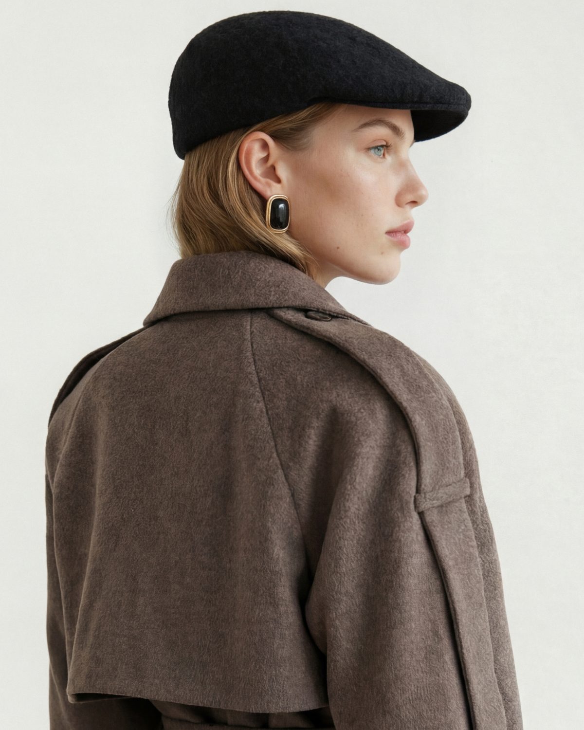 Девушка в шляпке кепи черного цвета, женская шляпа кепи