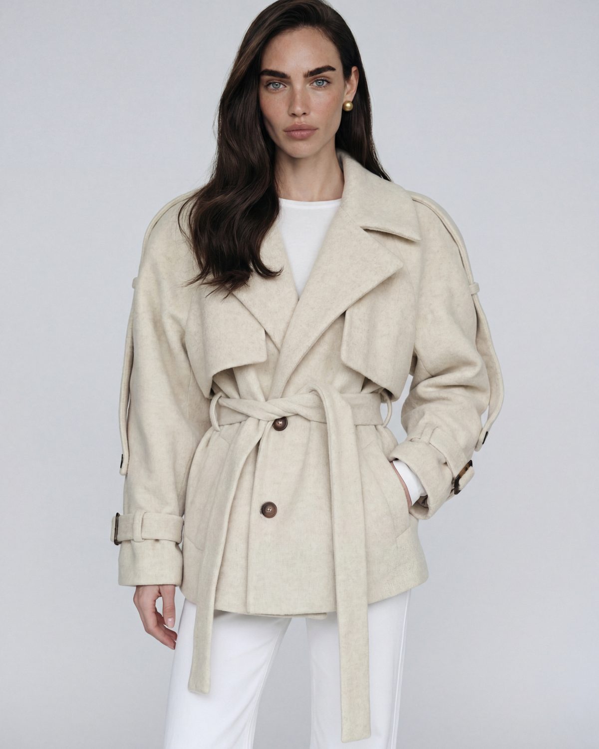 Девушка в укороченном пальто бушлат кремового цвета