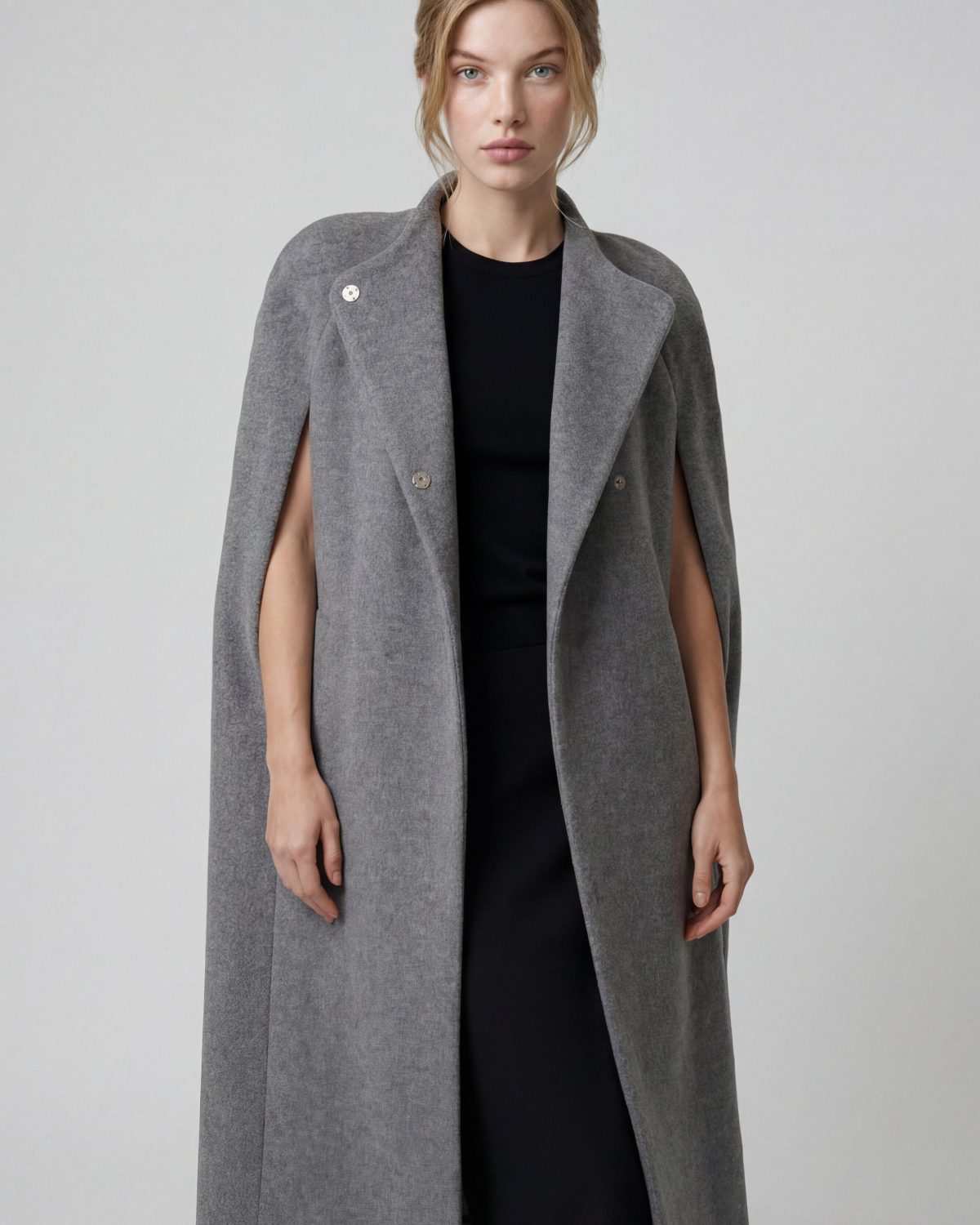 Девушка в пальто-кейп серого цвета в стиле Грейс Келли