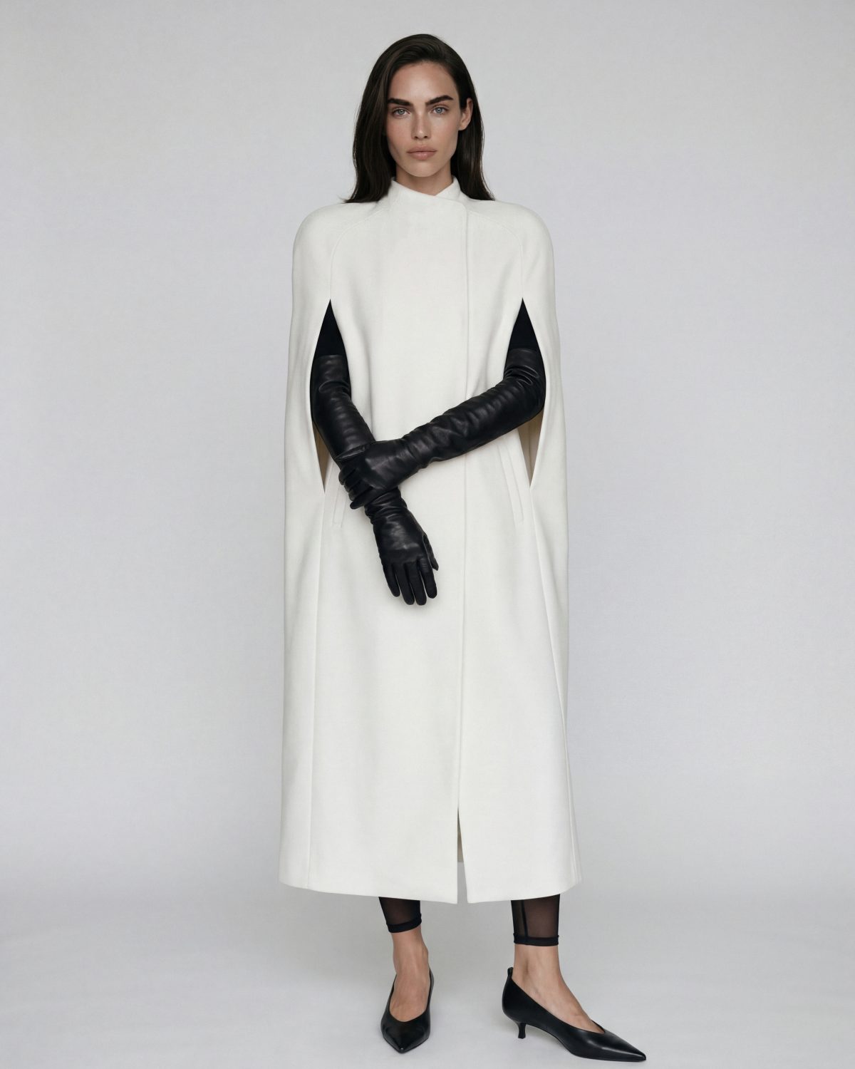 Девушка в пальто-кейп молочного цвета в стиле Грейс Келли