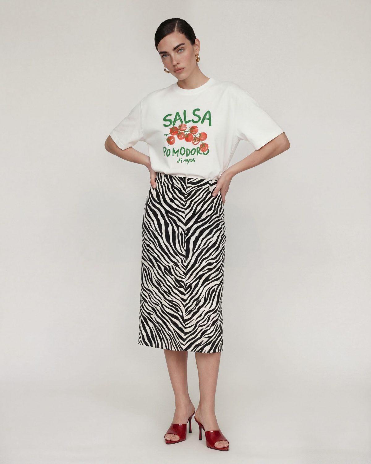 Девушка в белой футболке сальса и юбке с принтом зебра