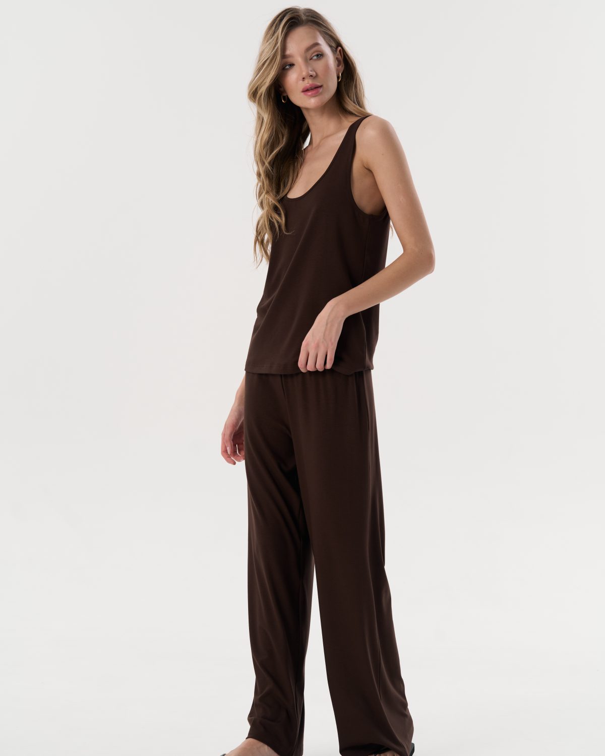 Девушка в трикотажном костюме шоколадного цвета