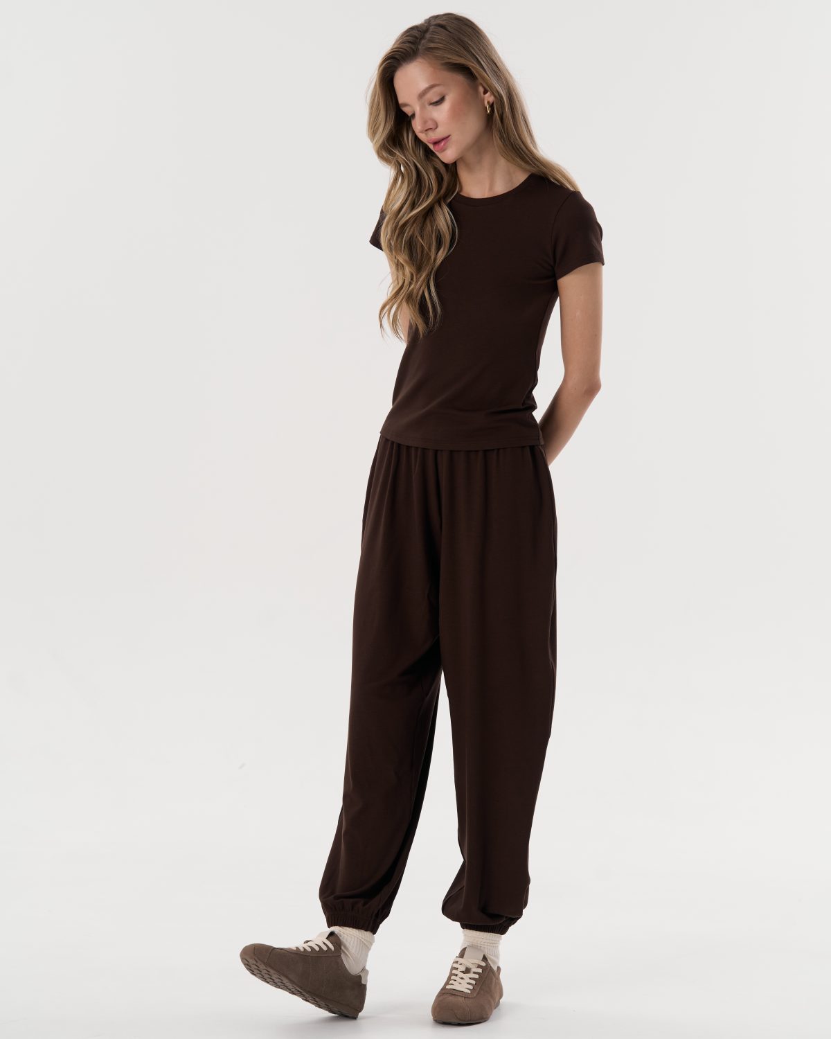 Девушка в трикотажном костюме шоколадного цвета