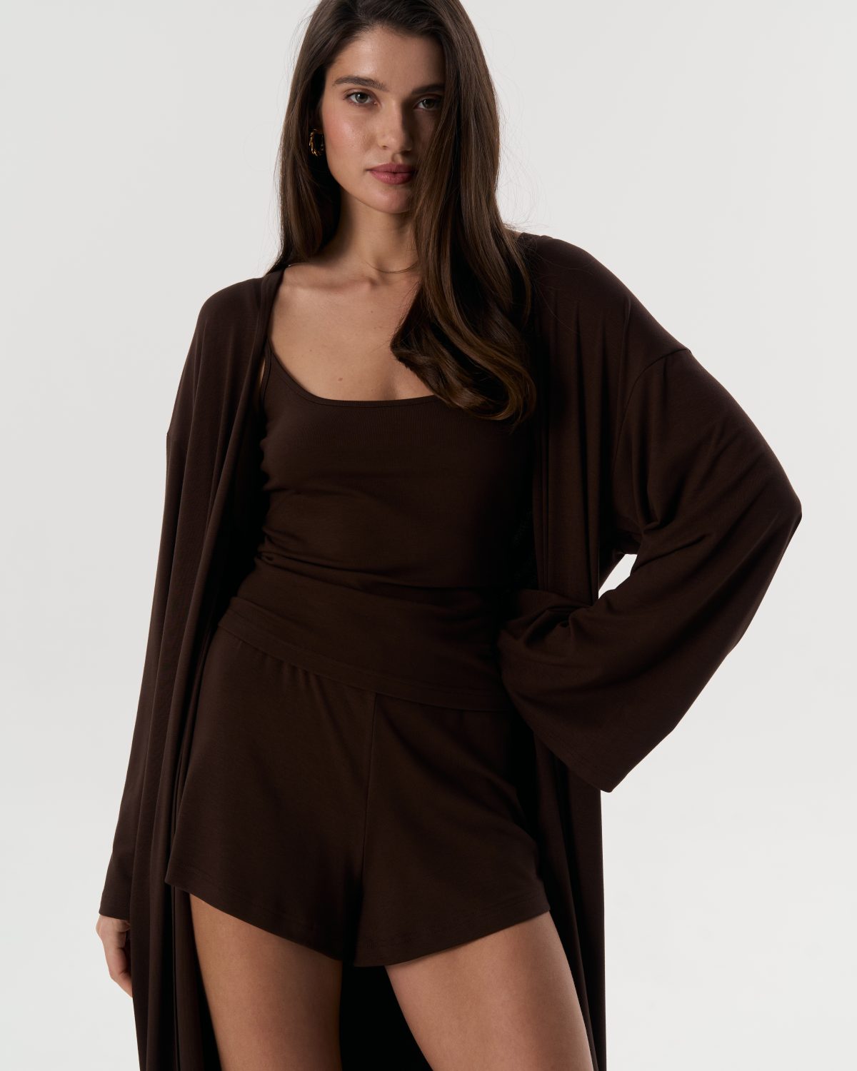 Девушка в трикотажном кардигане шоколадного цвета