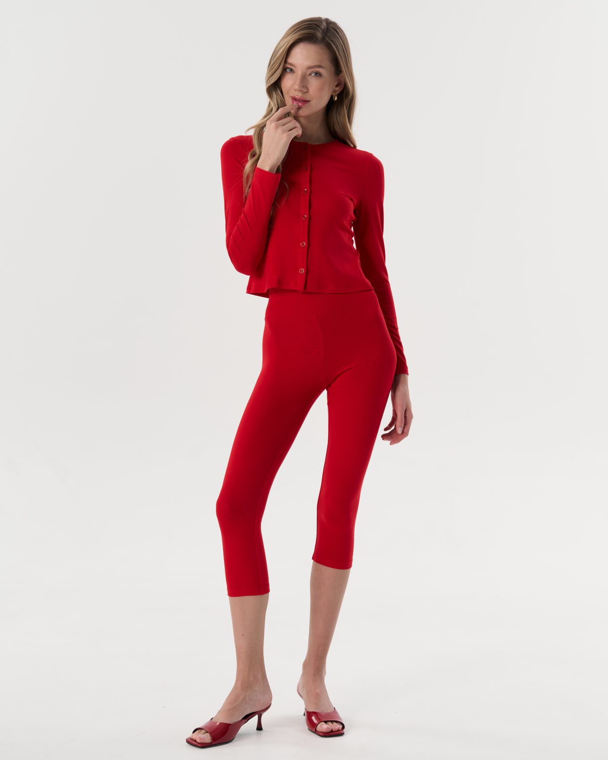 Капри красный