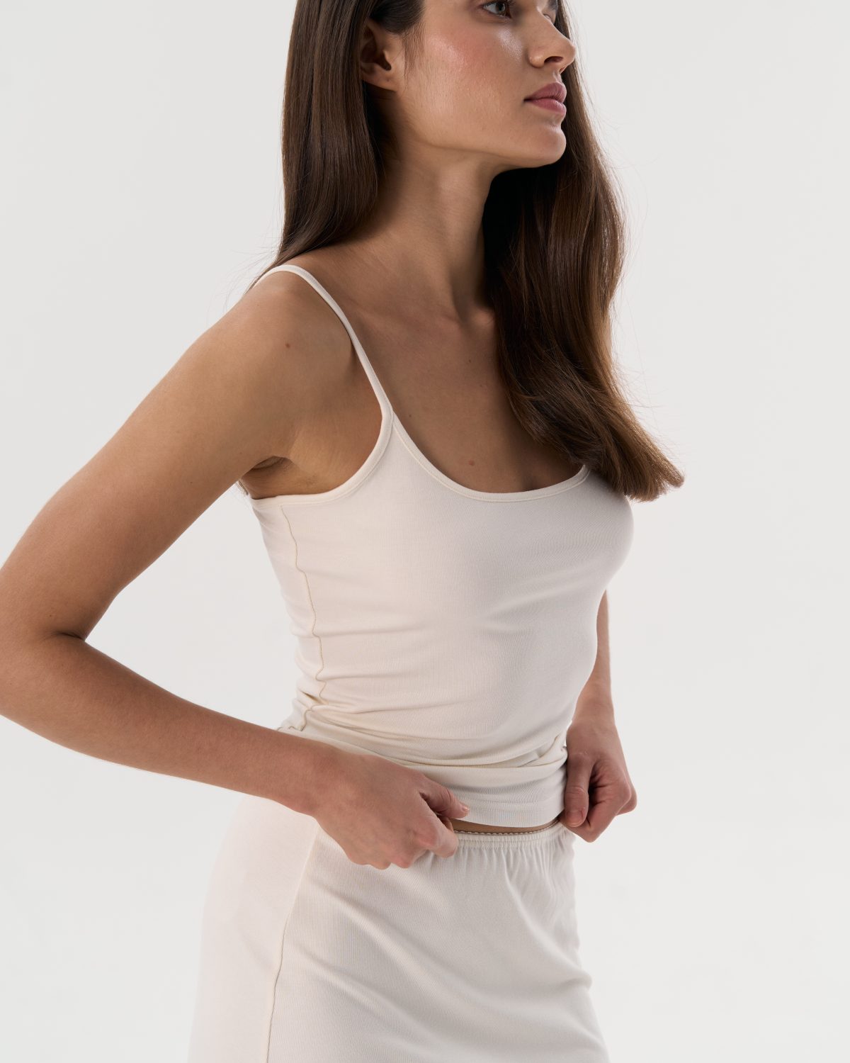 Майка на лямках молочный
