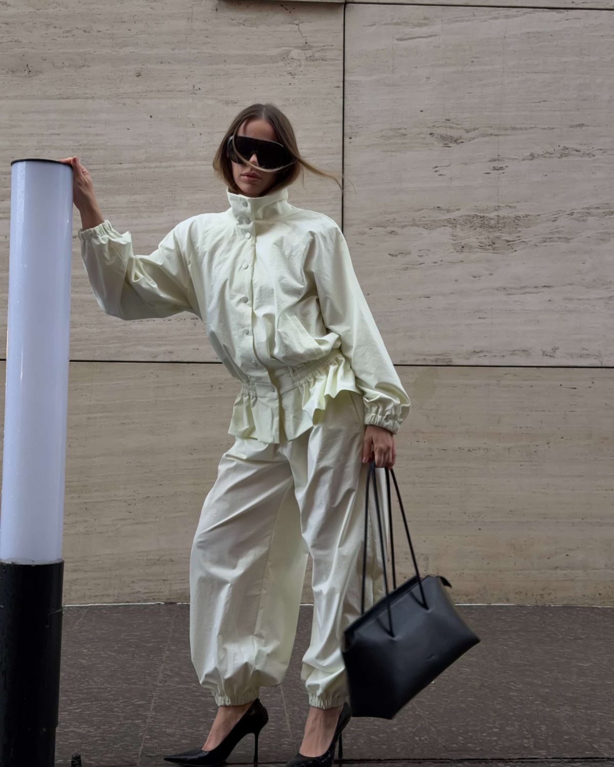 Девушка костюме из плащевки цвета лайм